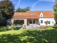 BIO-POOLS L'étang de baignade forme un ensemble romantique avec le jardin