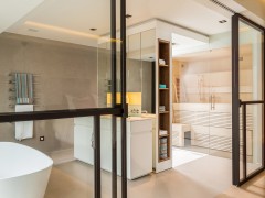 Alpha Wellness Sensations Spa dans une salle de bains privée Genk