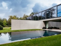 Biopool Piscine dans une maison à l'architecture épurée