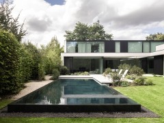 Biopool Une piscine à débordement aux lignes épurées qui s'harmonise parfaitement avec l'architecture de la maison