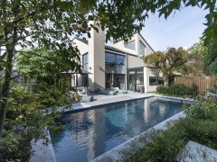 GEOBLAUW  Grande éco-piscine dans petit jardin de ville