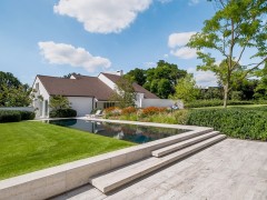Biopool Piscine à débordement en pierre naturelle dans un cadre champêtre