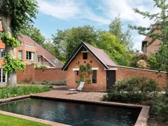 Tuinwerken Willemsens Une piscine aux lignes épurées dans un charmant jardin urbain
