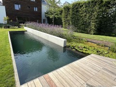 Hoveniersgebroeders Magnifique étang de baignade trapézoïdal avec élément architectural