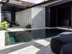 Biopool Plaisir dans un jardin de ville