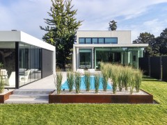 Bio-pools Jardin de style Ibiza avec piscine biologique, pool house et douche