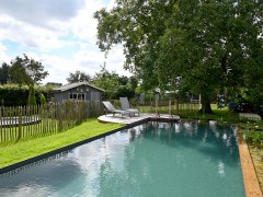Hoveniersgebroeders Un étang de baignade, cœur battant du jardin familial