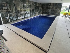 Relaxani Une piscine intérieure haute en couleur !
