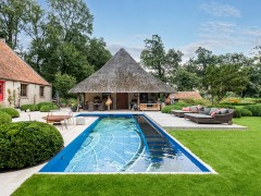Hybrid Pools Une piscine rurale avec un pool house plein de charme et de confort